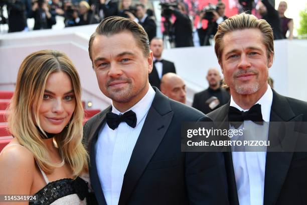 Australian actress Margot Robbie, US actor Leonardo DiCaprio and US actor Brad Pitt pose as they arrive for the screening of the film "Once Upon a...