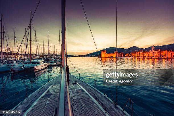 segelboot im hafen - trogir stock-fotos und bilder