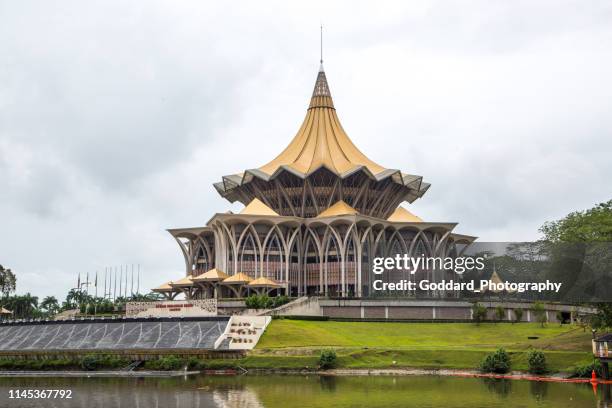 malaysia: neues sarawak state legislative assembly building - sarawak state stock-fotos und bilder