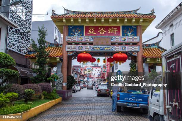 malaysia: harmony arch in kuching - kuching chinatown stock pictures, royalty-free photos & images