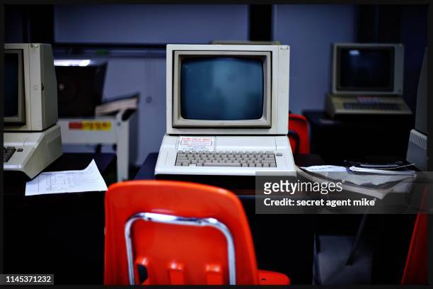 classic computer classroom - archival stock-fotos und bilder