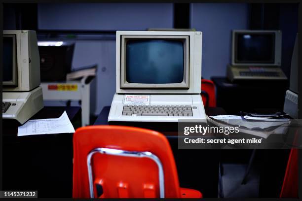 classic computer classroom - passato foto e immagini stock