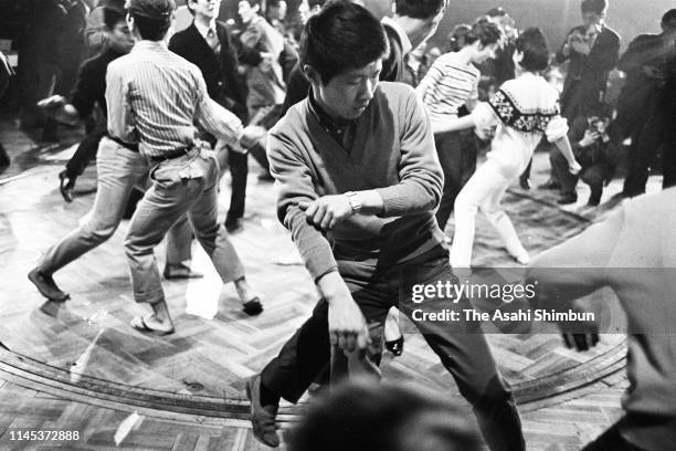 People dance twist on March 2, 1962 in Tokyo, Japan.