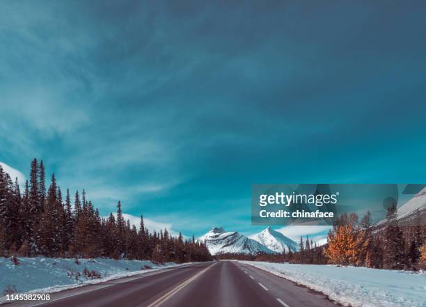 icefields parkway con vista sulle montagne - autostrada transcanadese foto e immagini stock