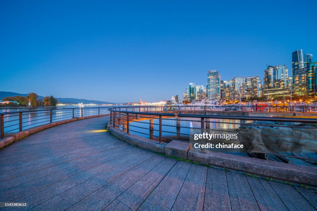 Skyline van de stad en Marina van Vancouver van Stanley Park