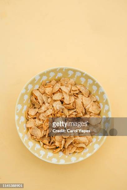 corn flakes in yellow bowl - corn flakes imagens e fotografias de stock