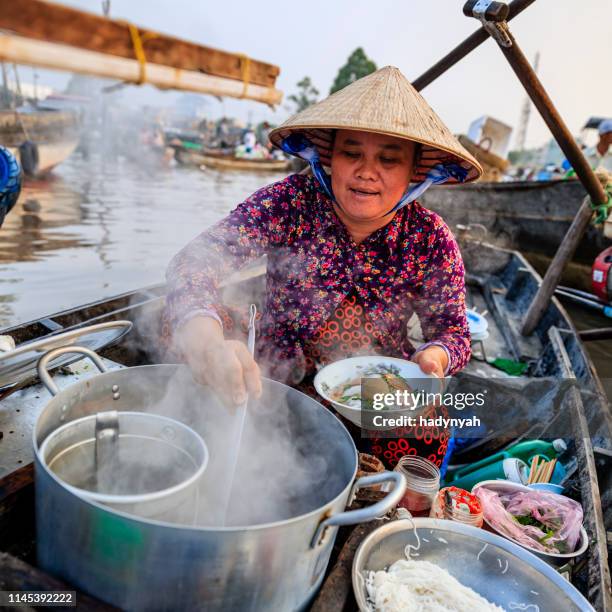 vietnamese woman selling famous noodle soup, floating market, mekong river delta, vietnam - rio mekong imagens e fotografias de stock