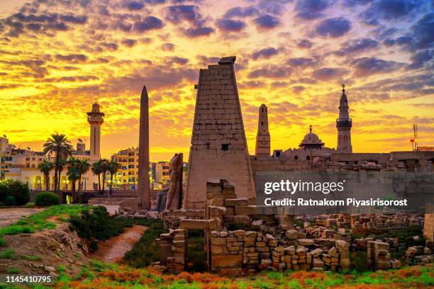 sunrise scene of luxor temple,  ancient egyptian temple complex located on the east bank of the nile river in the city - luxor foto e immagini stock
