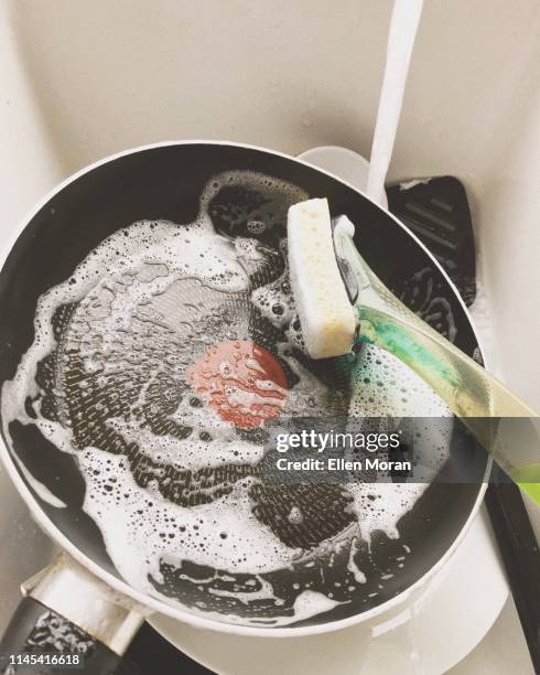 washing dishes - pan keukengereedschap stockfoto's en -beelden