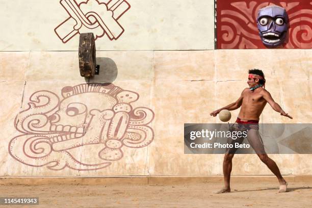 le jeu de balle ancestral selon les traditions et la culture des peuples indigènes du mexique et de la mésoamérique - maya ball game photos et images de collection