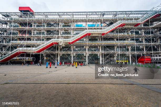 centre pompidou in parijs - centre pompidou stockfoto's en -beelden