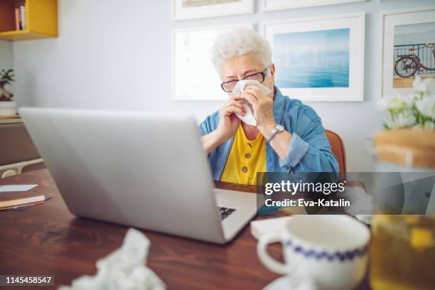 senior vrouw thuis - allergy doctor stockfoto's en -beelden