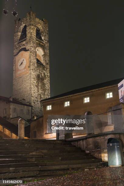 bergamo itália antigo edifício de pedra noite tempo bergamo é uma cidade na região alpina de lombardia de italy do norte - periodo medievale - fotografias e filmes do acervo