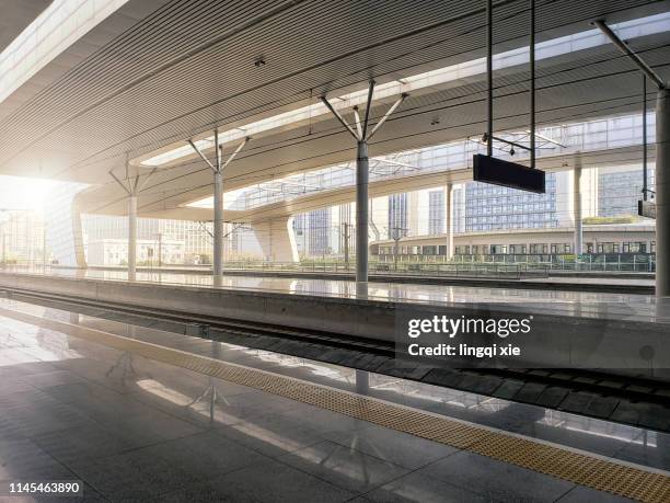 china high speed ​​railway station - images of china railway high speed trains foto e immagini stock