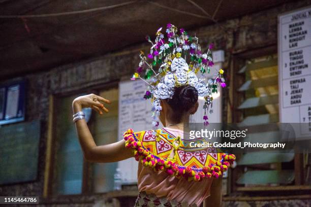 malesia: danza tradizionale iban - sarawak state foto e immagini stock