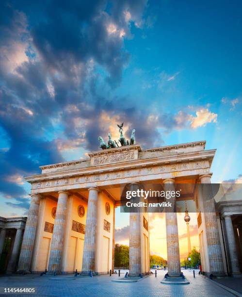 branden burger tor och tv-tornet i berlin - brandenburger tor bildbanksfoton och bilder