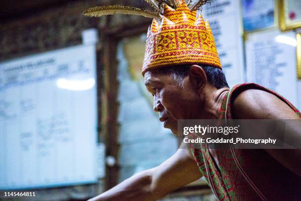 maleisië: iban traditionele dans - iban stockfoto's en -beelden
