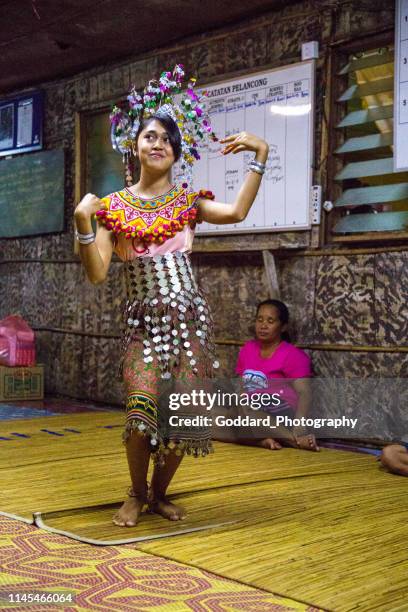 maleisië: iban traditionele dans - iban stockfoto's en -beelden