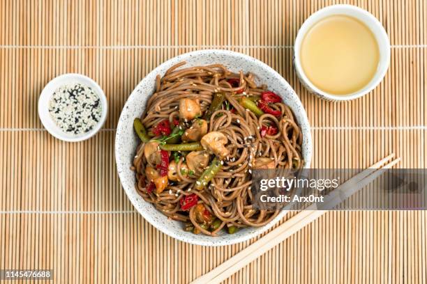 soba noodles with mushrooms, vegetables, tofu - soba - fotografias e filmes do acervo