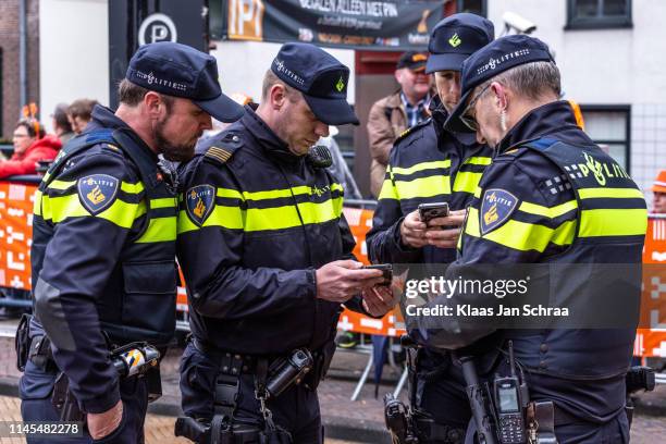 el policía holandés en uniforme está activo durante koningsdag en amersfoort-2019 - amersfoort netherlands fotografías e imágenes de stock