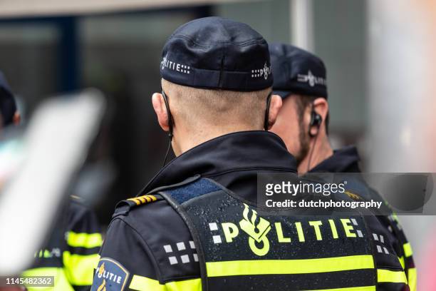 nederlandse politiemannen in uniform - netherlands stockfoto's en -beelden