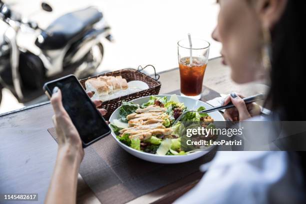 donna che si è una pausa al ristorante a pranzo in città - pausa pranzo foto e immagini stock