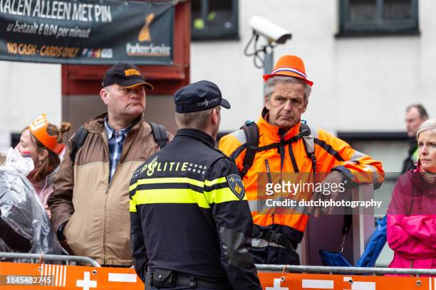 el policía holandés en uniforme está activo durante koningsdag en amersfoort-2019 - amersfoort netherlands fotografías e imágenes de stock