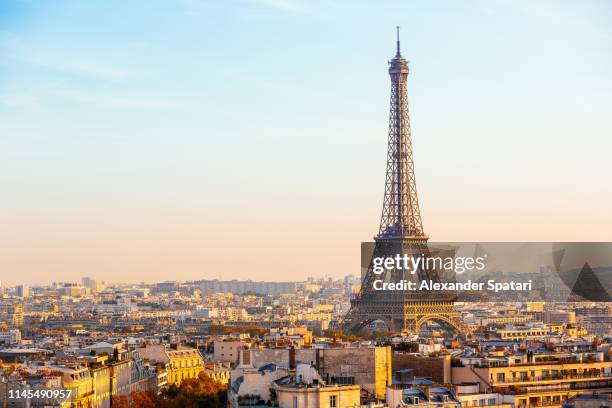 eiffel tower and paris skyline with clear blue sky on a sunny day, paris, france - paris tour eiffel photos et images de collection