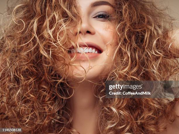 bruinharige vrouw met volumineuze kapsel - frizzy hair stockfoto's en -beelden