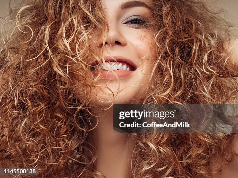 Brun haired kvinna med voluminösa frisyr Brun haired kvinna med voluminösa frisyr