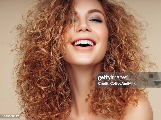 braune haarige frau mit voluminöser frisur - dauerwelle stock-fotos und bilder