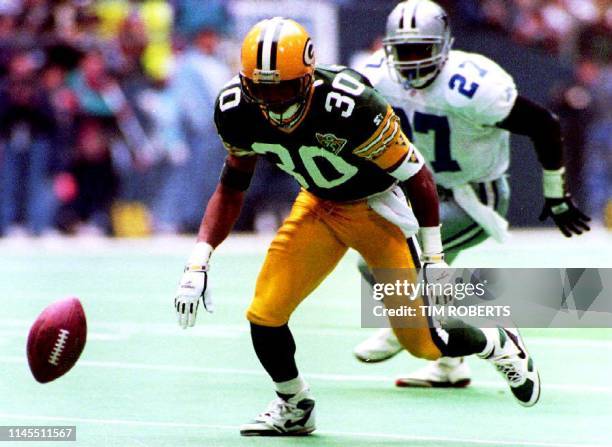 Green Bay Packers kick returner Corey Harris scrambles to recover his own fumble just 23 seconds before the half, 16 January 1994. Dallas recovered...