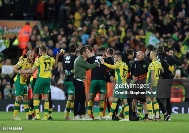 Norwich City players celebrate at full time as they secure promotion to the Premier League following their victory in the Sky Bet Championship match...
