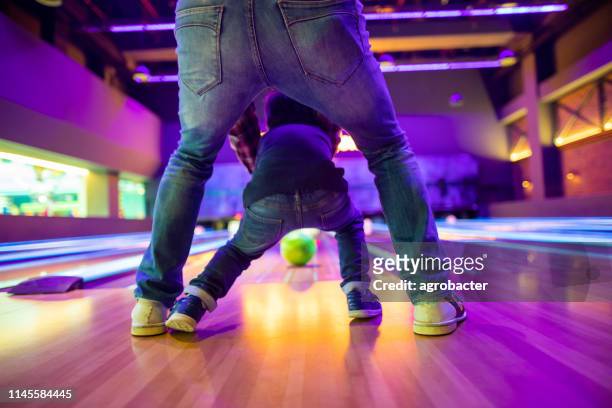 vater und sohn beim bowling alley - family bowling stock-fotos und bilder