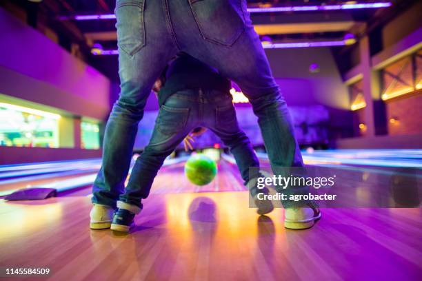 vater und sohn beim bowling alley - family bowling stock-fotos und bilder