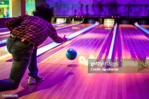 mann spielen bowling - bowler hat stock-fotos und bilder