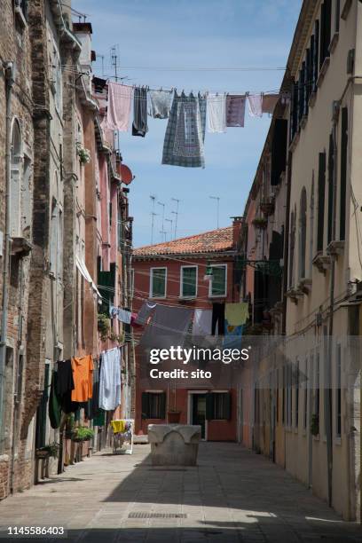 clotheslines between buildings in venice, italy - venecia italia stock pictures, royalty-free photos & images