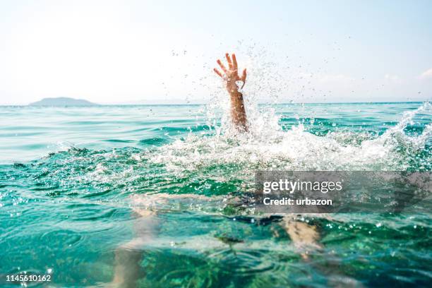 溺れている人 - drowning victim photos ストックフォトと画像