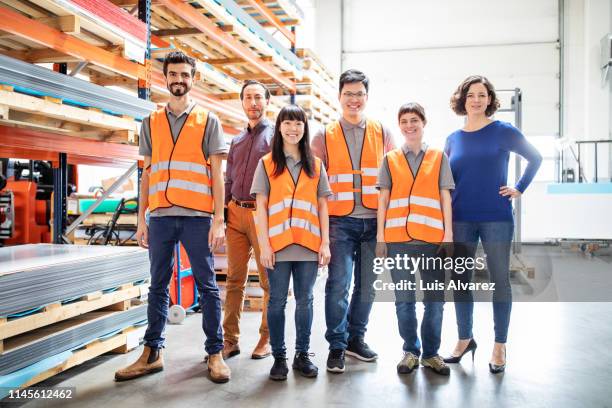 managers and workers of a large distribution warehouse - fotografia de grupo - fotografias e filmes do acervo