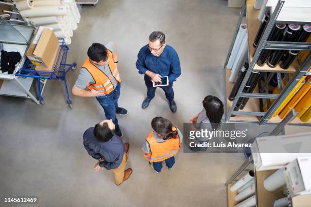 warehouse manager talking to employees - 5 tips stock-fotos und bilder
