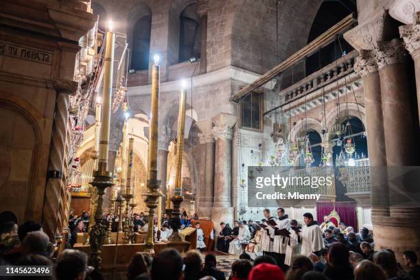 christelijke paas massa kerk van het heilig graf, jeruzalem, israël - oosters orthodoxe kerk stockfoto's en -beelden