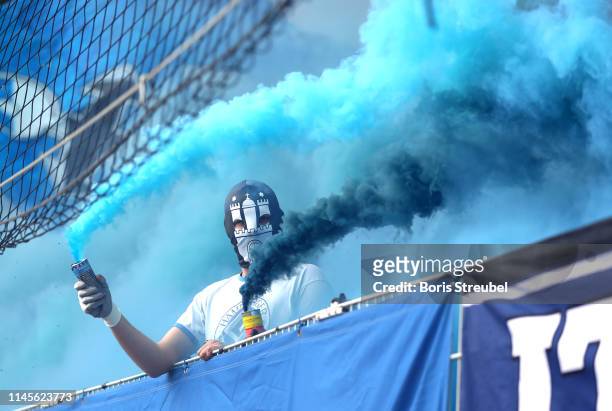 Hamburg fans light flares prior to during the Second Bundesliga match between 1. FC Union Berlin and Hamburger SV at Stadion An der Alten Foersterei...