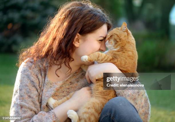 frau und katze (sommer) - rötliche katze stock-fotos und bilder