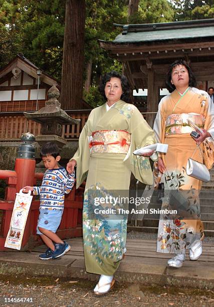 Hitomi Soga wearing Kimono attends the celebration ceremony of her nephew's 5 years old at Watatsu Shrine on October 19, 2002 in Hamochi, Niigata,...