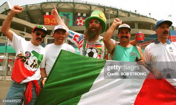 Irish fan Jack Ryan cheers with Italian fans 18 June prior to the World Cup match between Ireland and Italy at Giants Stadium in East Rutherford, New...