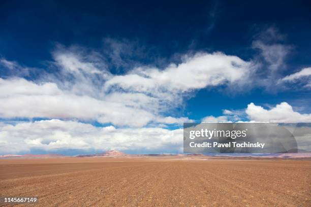 dirt track leading to the salar de tara salt flat, located 4,300m altitude in los flamencos national reserve at the atacama desert, chile, january 18, 2018 - antofagasta region stock-fotos und bilder
