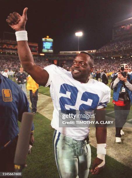 Dallas Cowboys running back Emmitt Smith gives a thumbs up to the crowd as he leaves the field at Sun Devil Stadium in Tempe, Arizona after the...