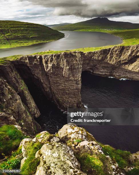 den fantastiska färöarnas landskap med hög klippa - optical illusions bildbanksfoton och bilder