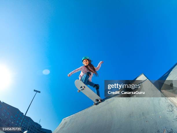 little girl am rande der skatepark-rampe - skateboard park stock-fotos und bilder