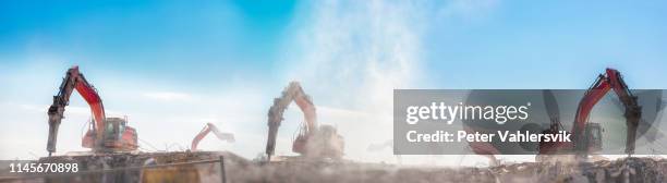 graafmachines met sloophamers - heavy demolition stockfoto's en -beelden